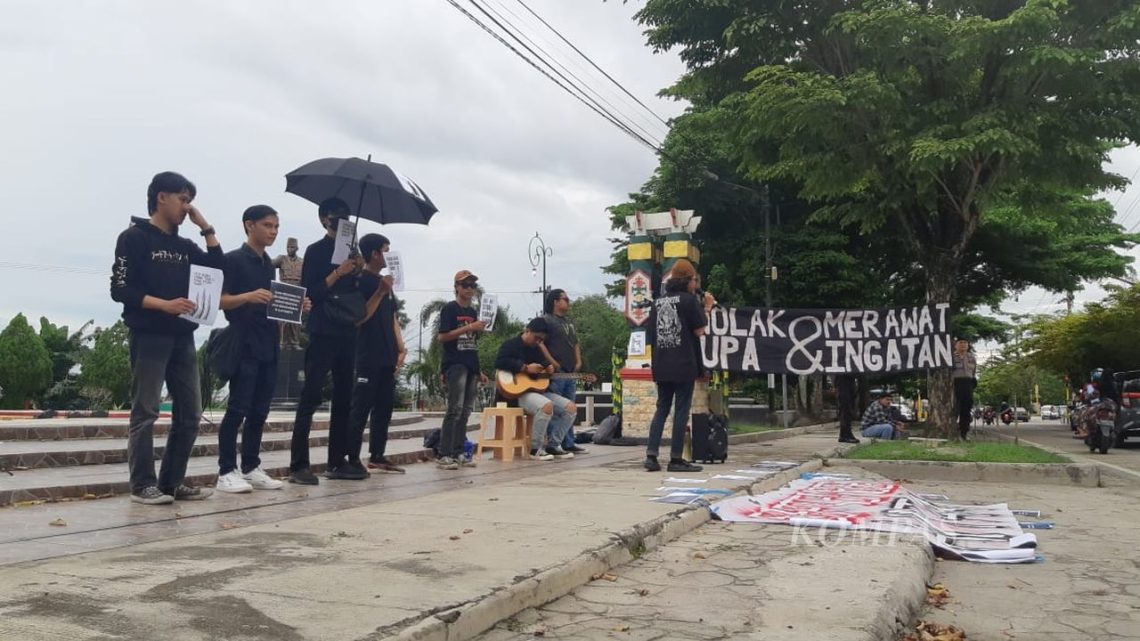 Beberapa mahasiswa di Kota Palangkaraya, Kalimantan Tengah, menggelar Aksi Kamisan untuk mengingatkan kembali kasus pelanggaran hak asasi manusia, Kamis (18/1/2024). FOTO: KOMPAS/DIONISIUS REYNALDO TRIWIBOWO