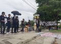 Beberapa mahasiswa di Kota Palangkaraya, Kalimantan Tengah, menggelar Aksi Kamisan untuk mengingatkan kembali kasus pelanggaran hak asasi manusia, Kamis (18/1/2024). FOTO: KOMPAS/DIONISIUS REYNALDO TRIWIBOWO