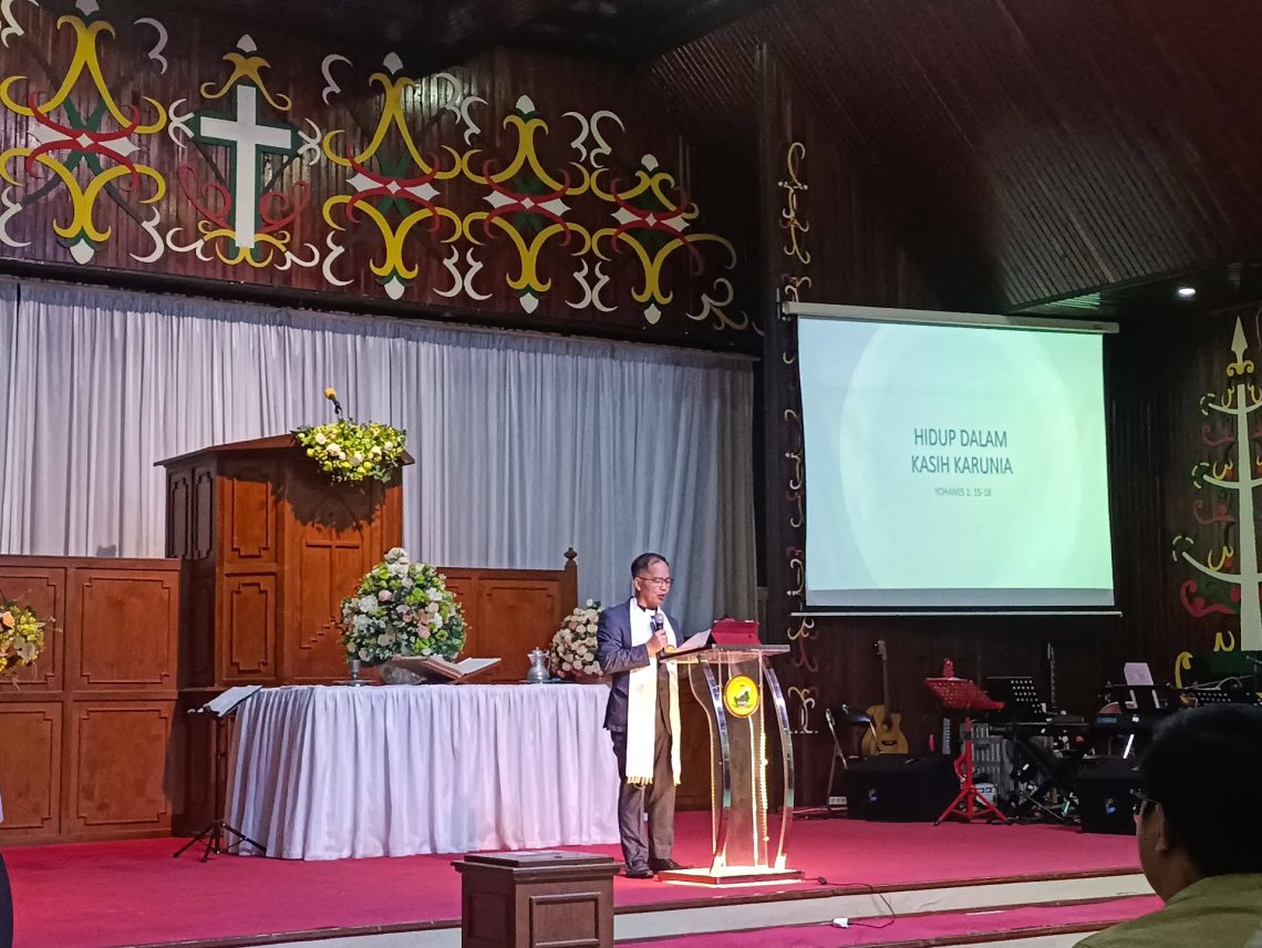 Pdt Marko Mahin, saat menyampaikan khotbahnya di Gereja Sakatik, Palangka Raya, Minggu (2/2/2025).