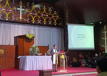 Pdt Marko Mahin, saat menyampaikan khotbahnya di Gereja Sakatik, Palangka Raya, Minggu (2/2/2025).